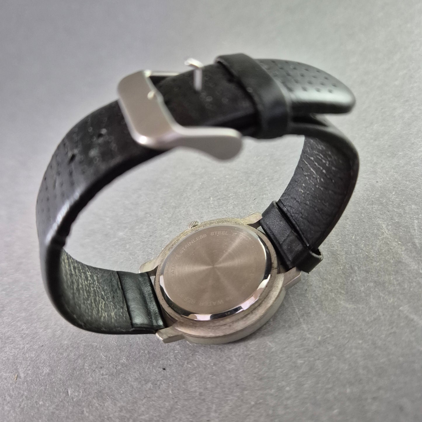 Sportliche Mitsubishi Herrenarmbanduhr – Robustes Design mit Logo-Zifferblatt