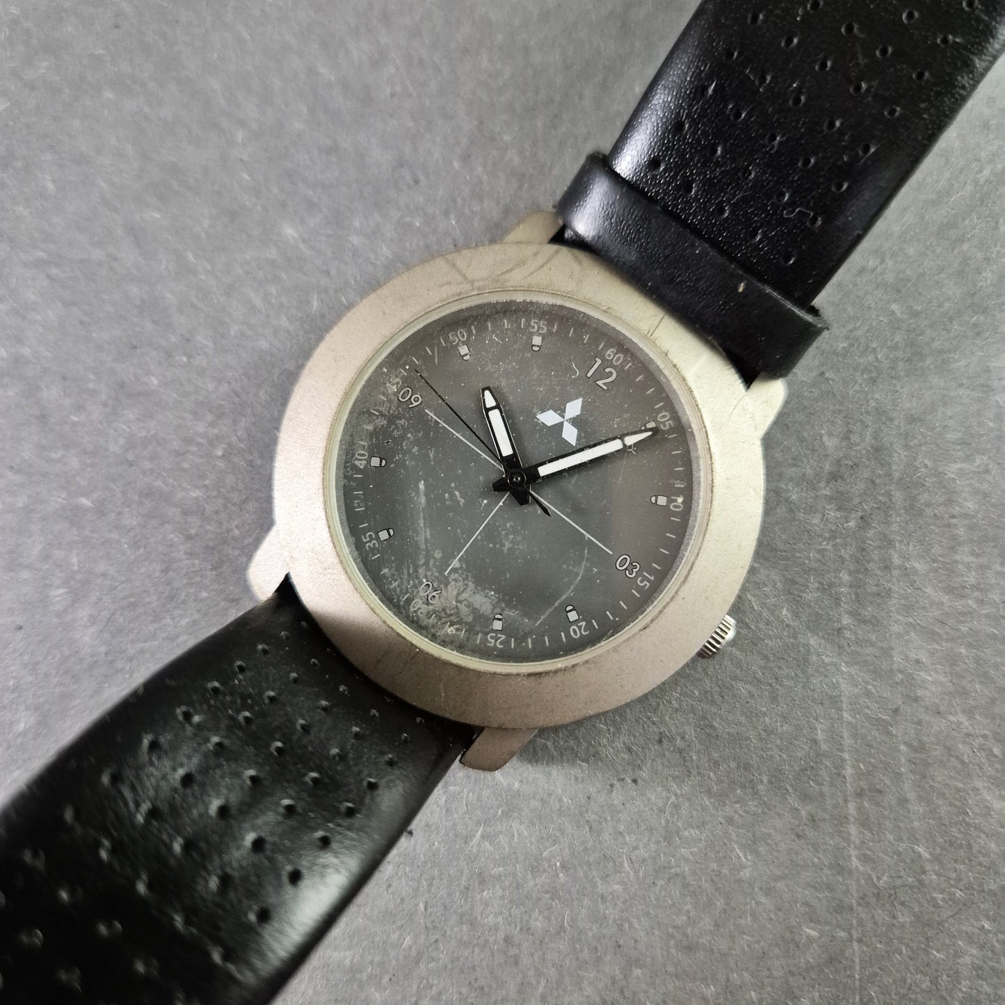 Sportliche Mitsubishi Herrenarmbanduhr – Robustes Design mit Logo-Zifferblatt