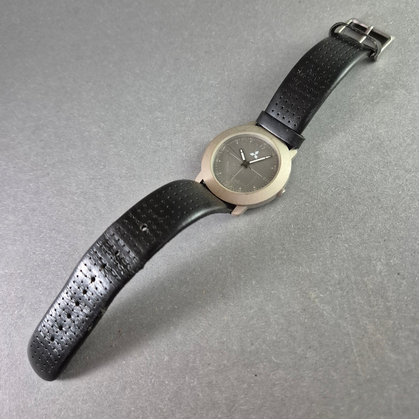 Sportliche Mitsubishi Herrenarmbanduhr – Robustes Design mit Logo-Zifferblatt