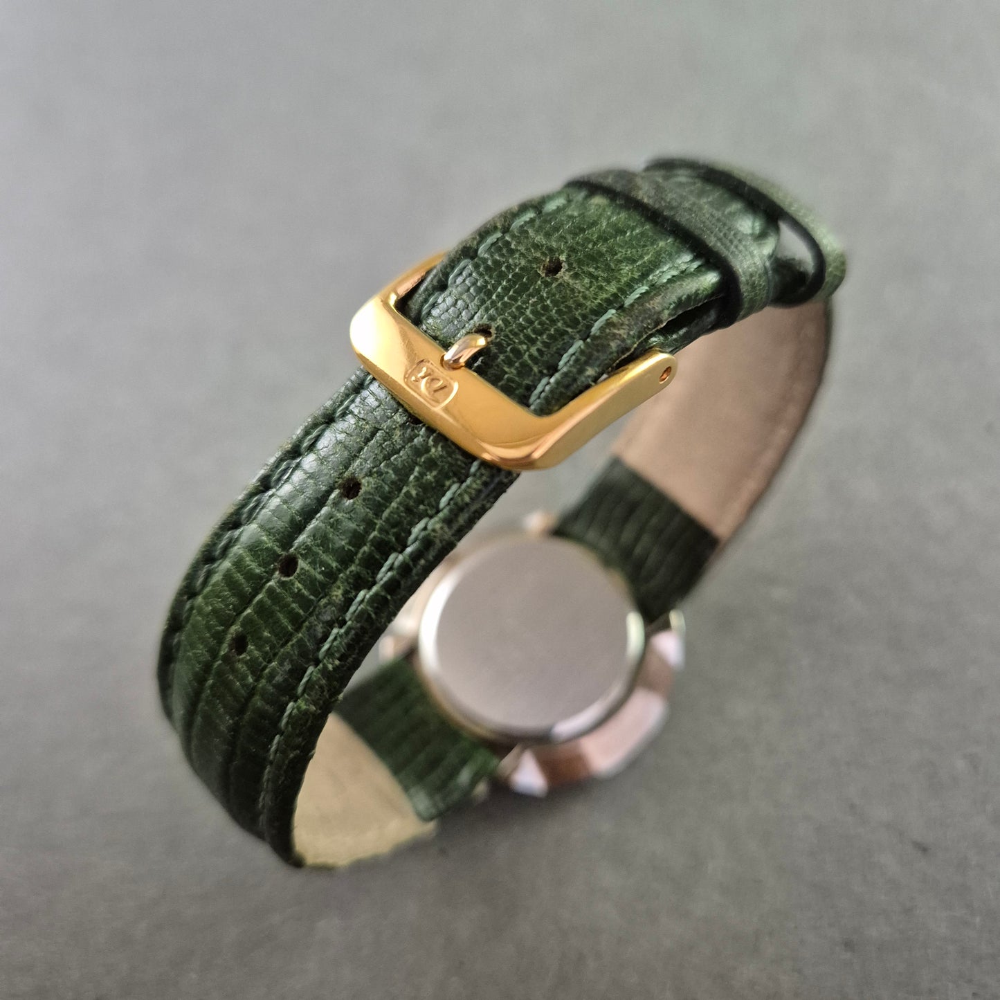 Elegante Dugena Damenarmbanduhr – Grünes Retro-Design mit Lederband