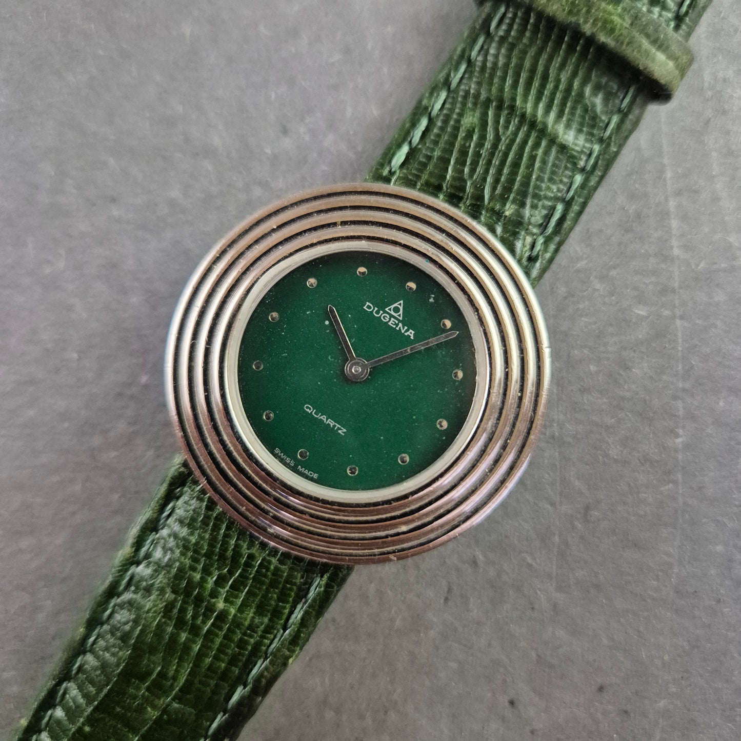 Elegante Dugena Damenarmbanduhr – Grünes Retro-Design mit Lederband