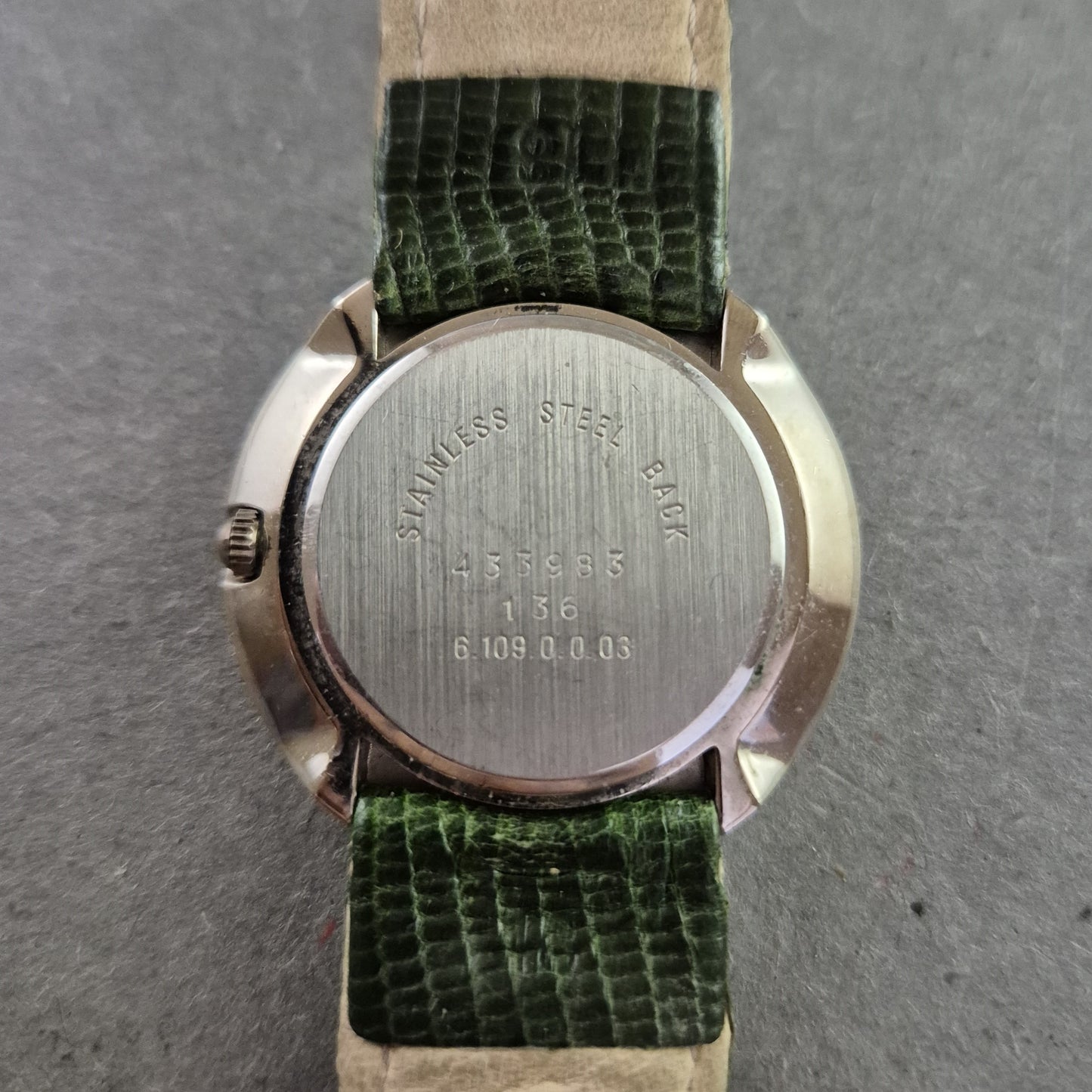 Elegante Dugena Damenarmbanduhr – Grünes Retro-Design mit Lederband