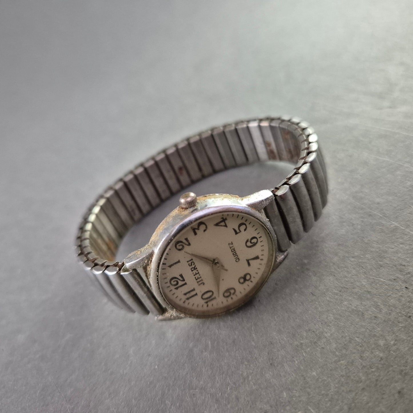 Schlichte JIEERSI Damenarmbanduhr – Praktisch mit Flexband