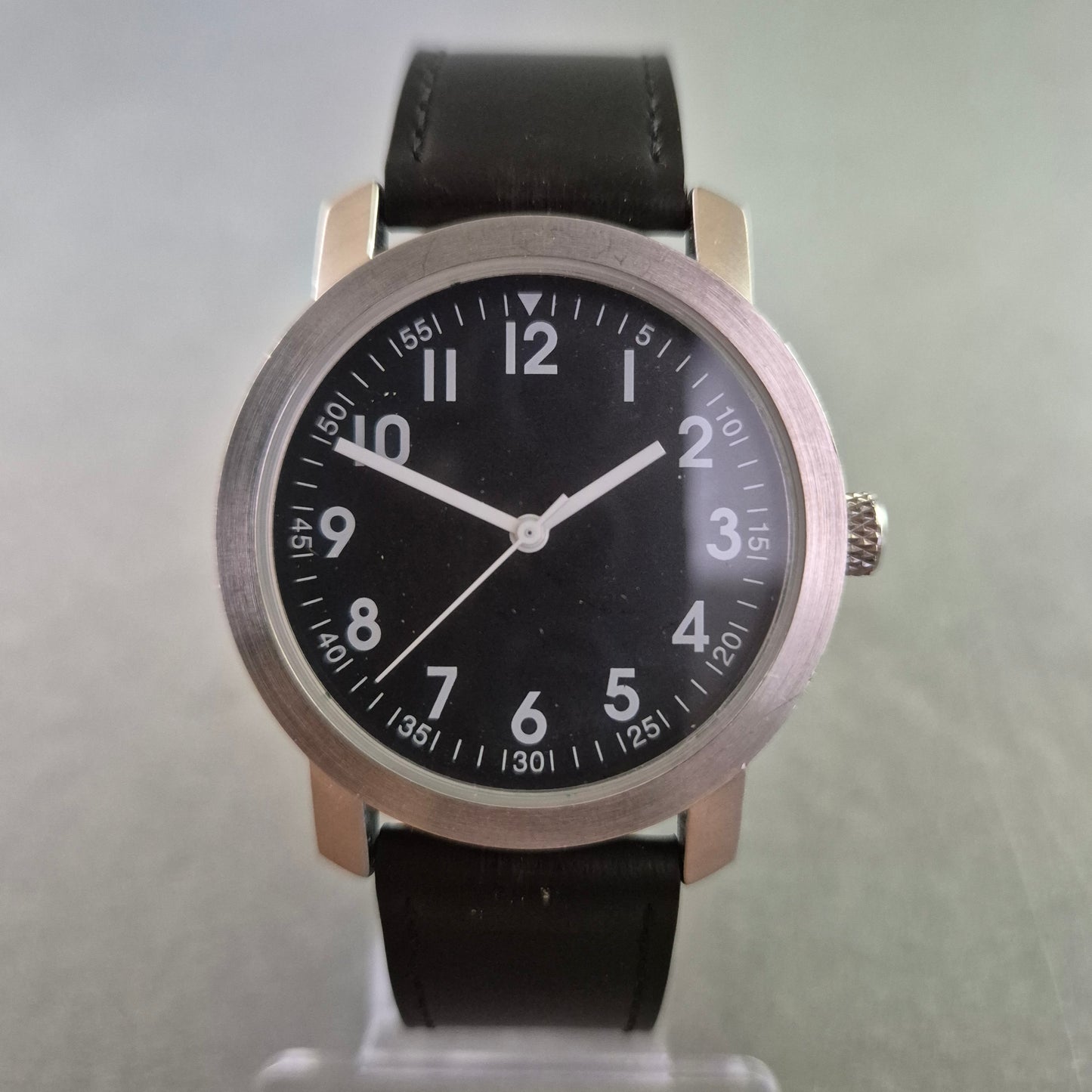 Schlichte MAX Herrenarmbanduhr – Klare Linien und modernes Schwarz