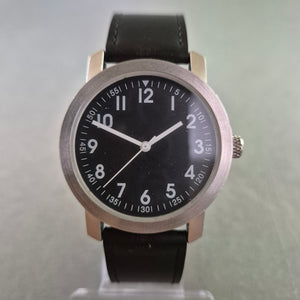 Schlichte MAX Herrenarmbanduhr – Klare Linien und modernes Schwarz