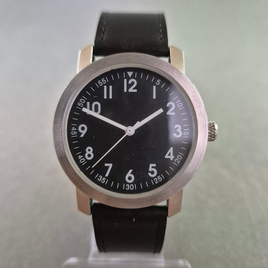 Schlichte MAX Herrenarmbanduhr – Klare Linien und modernes Schwarz