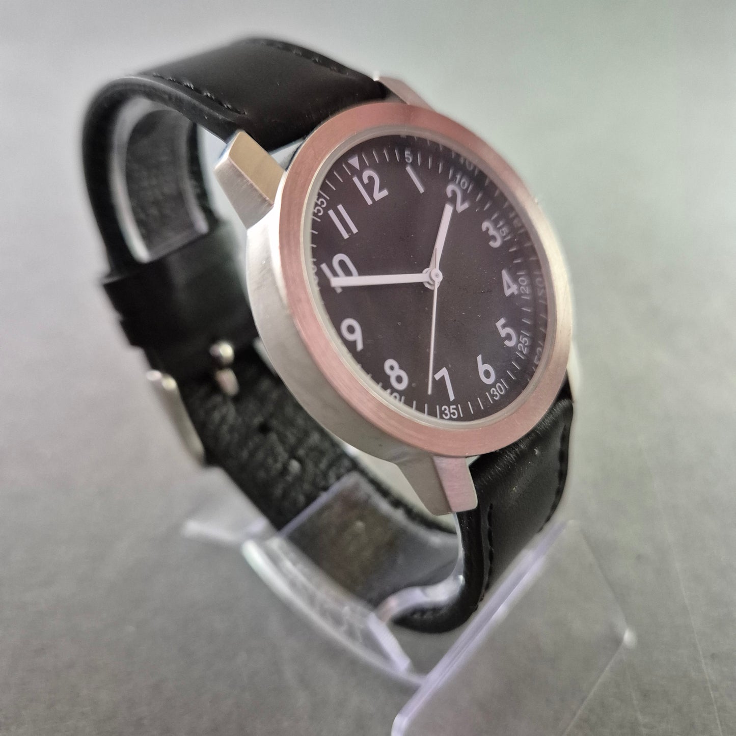 Schlichte MAX Herrenarmbanduhr – Klare Linien und modernes Schwarz