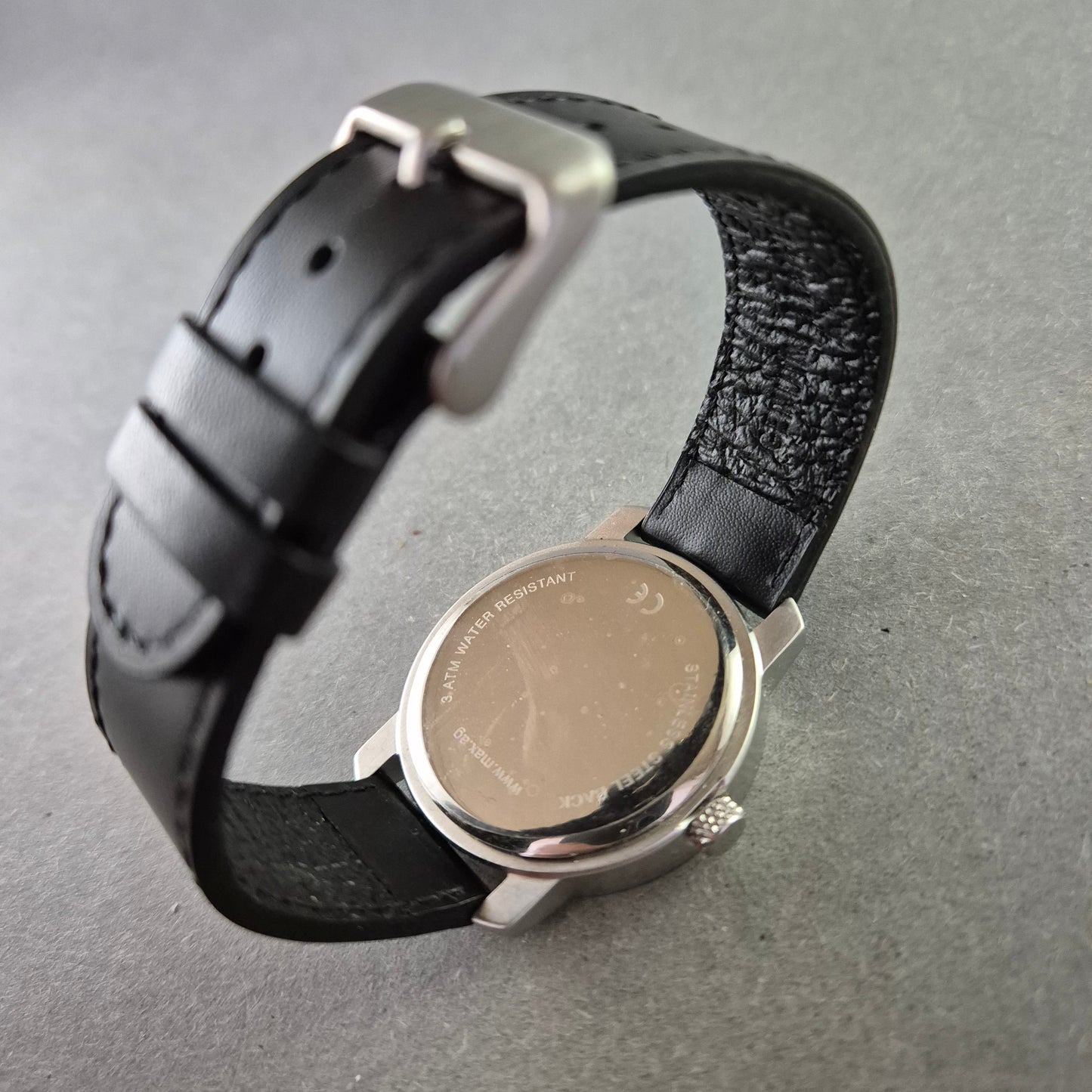 Schlichte MAX Herrenarmbanduhr – Klare Linien und modernes Schwarz