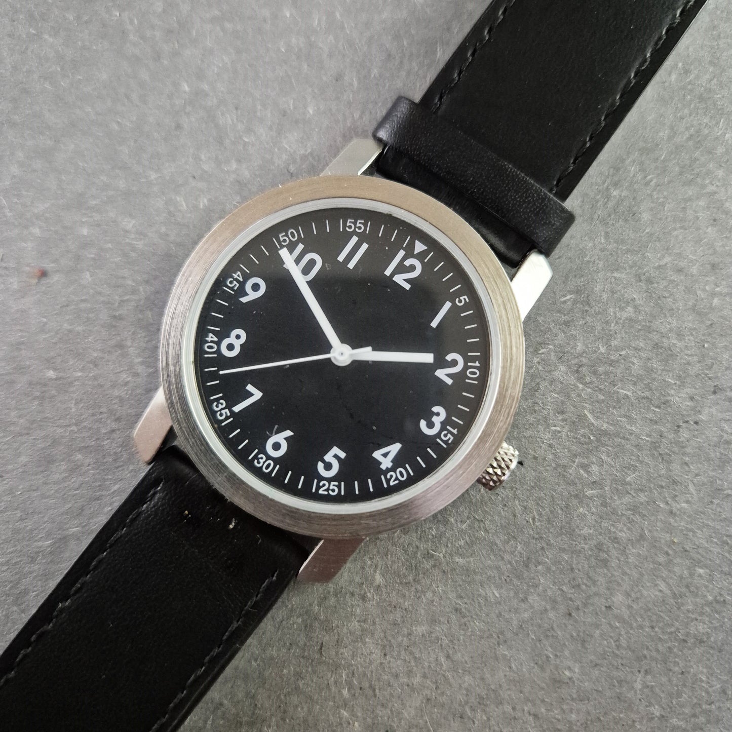 Schlichte MAX Herrenarmbanduhr – Klare Linien und modernes Schwarz