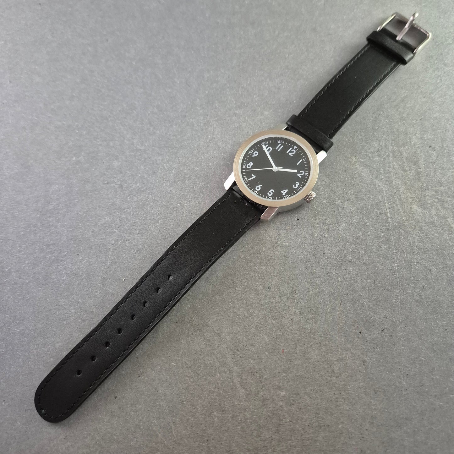 Schlichte MAX Herrenarmbanduhr – Klare Linien und modernes Schwarz