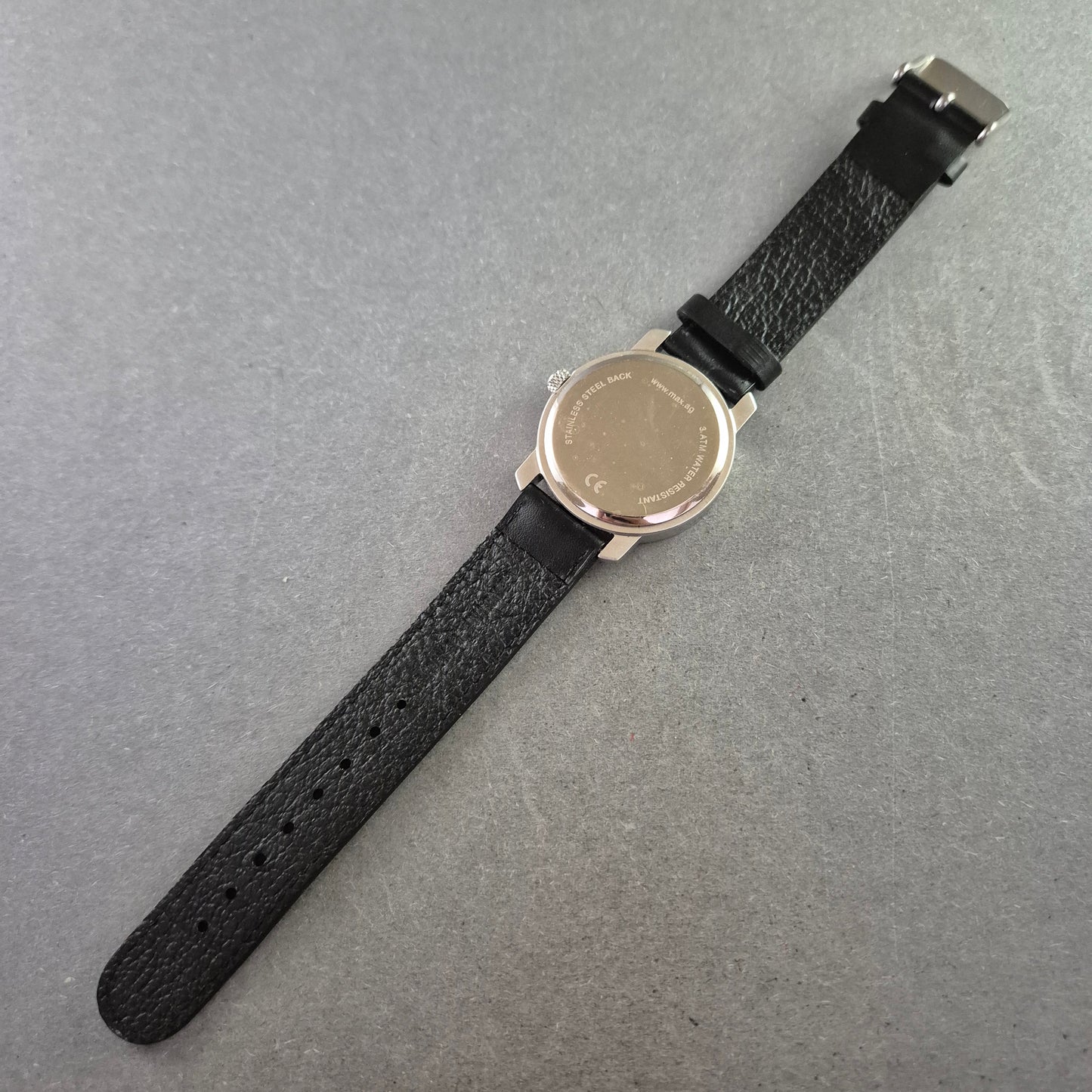 Schlichte MAX Herrenarmbanduhr – Klare Linien und modernes Schwarz