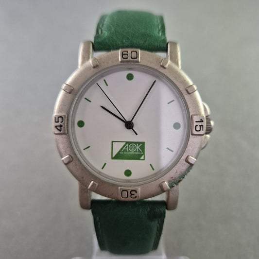 AOK Werbeuhr mit grünem Lederarmband – Schlicht & funktional