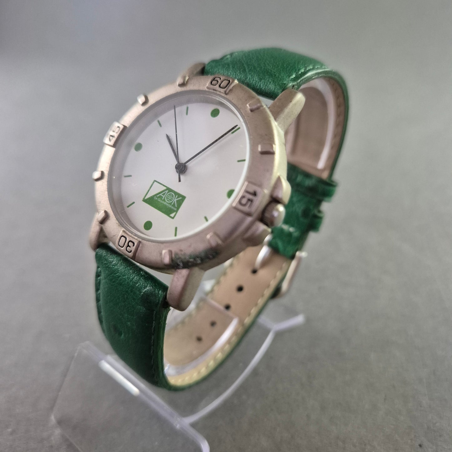 AOK Werbeuhr mit grünem Lederarmband – Schlicht & funktional