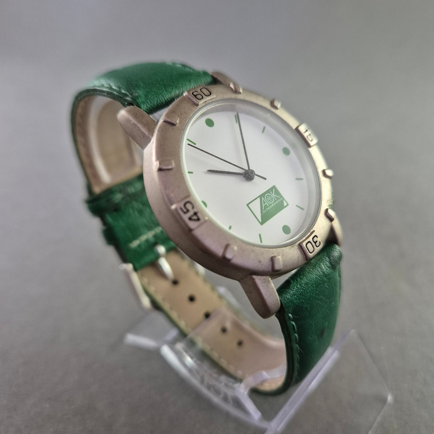 AOK Werbeuhr mit grünem Lederarmband – Schlicht & funktional