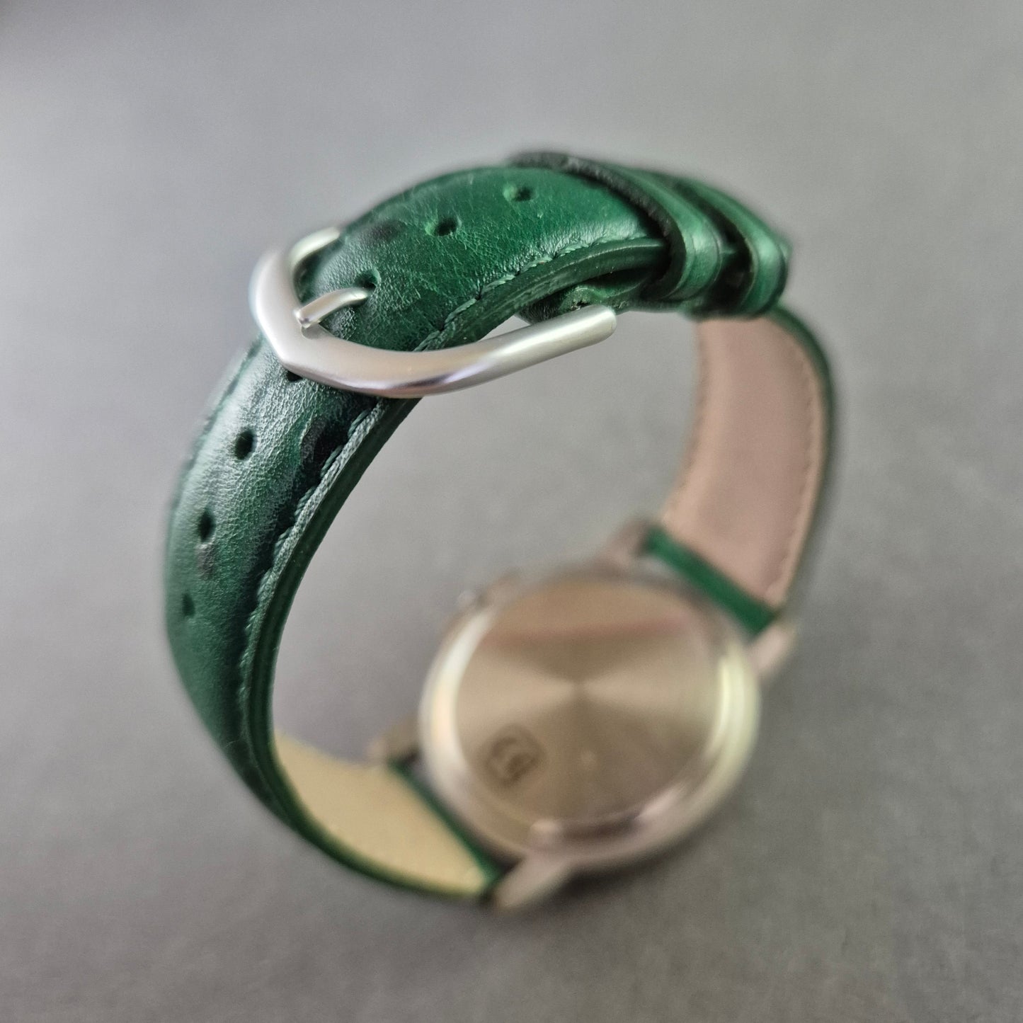 AOK Werbeuhr mit grünem Lederarmband – Schlicht & funktional