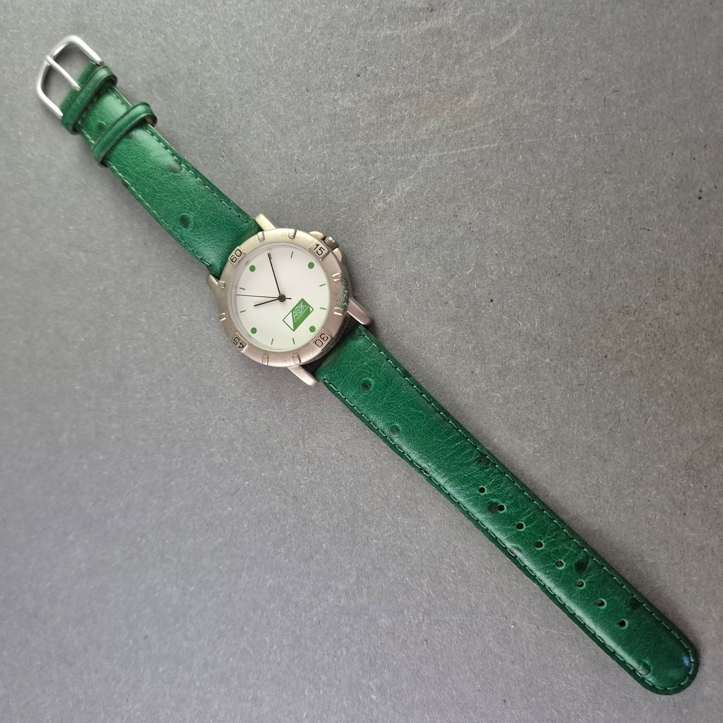 AOK Werbeuhr mit grünem Lederarmband – Schlicht & funktional