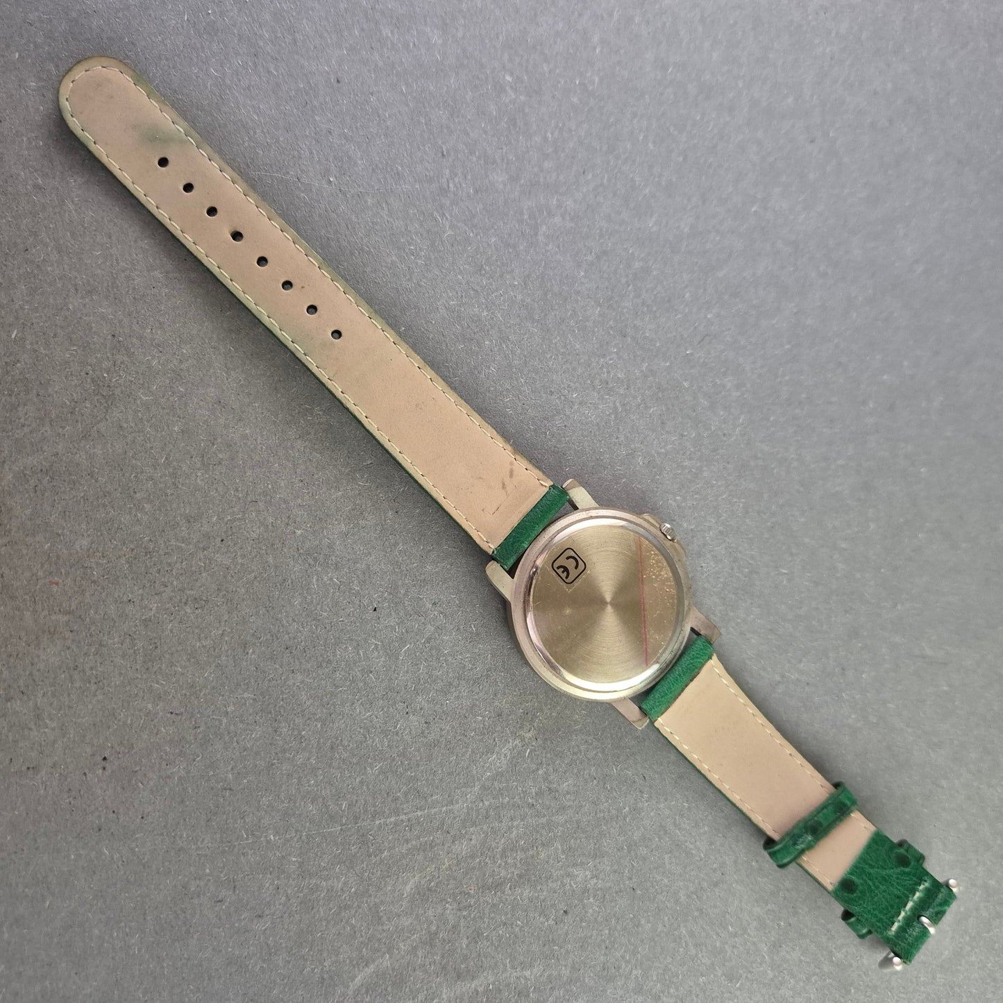 AOK Werbeuhr mit grünem Lederarmband – Schlicht & funktional