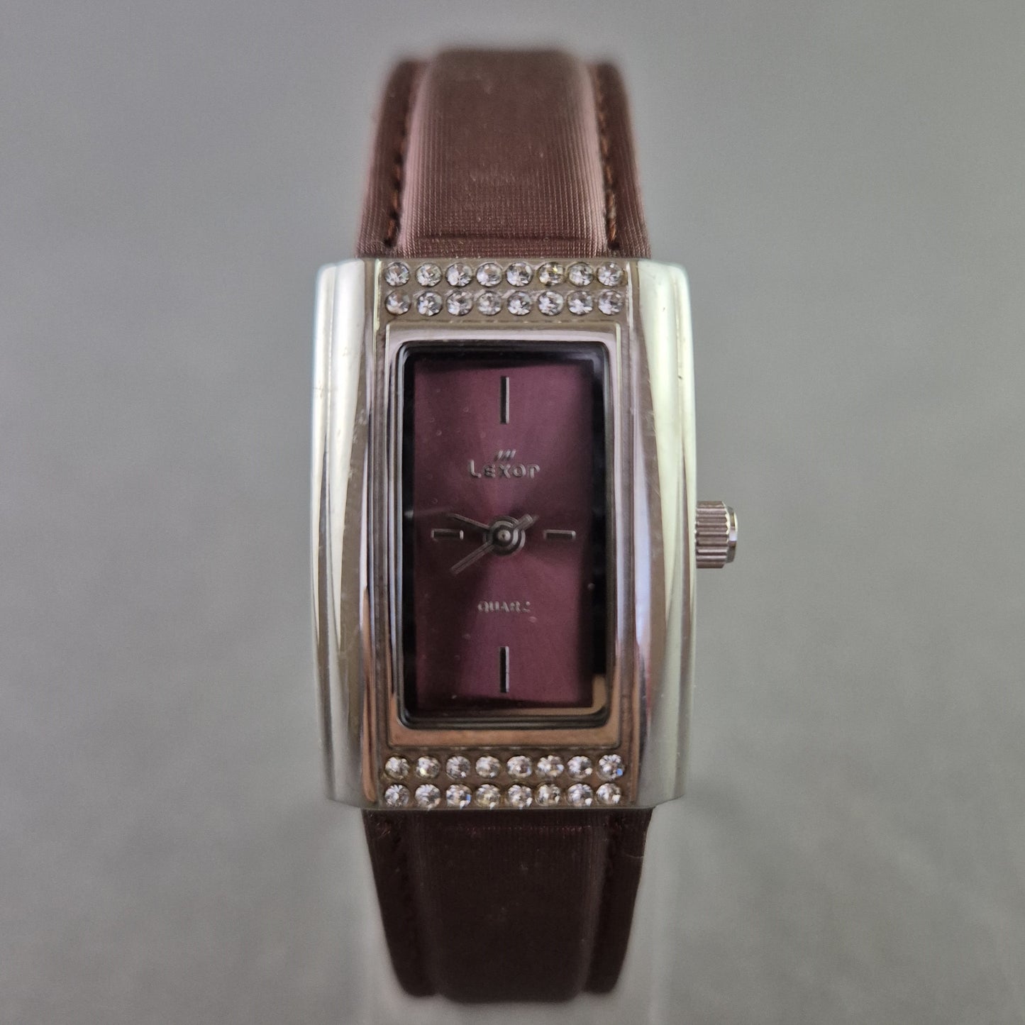 Elegante Lexor Damenarmbanduhr – Rechteckgehäuse mit Glitzerakzenten