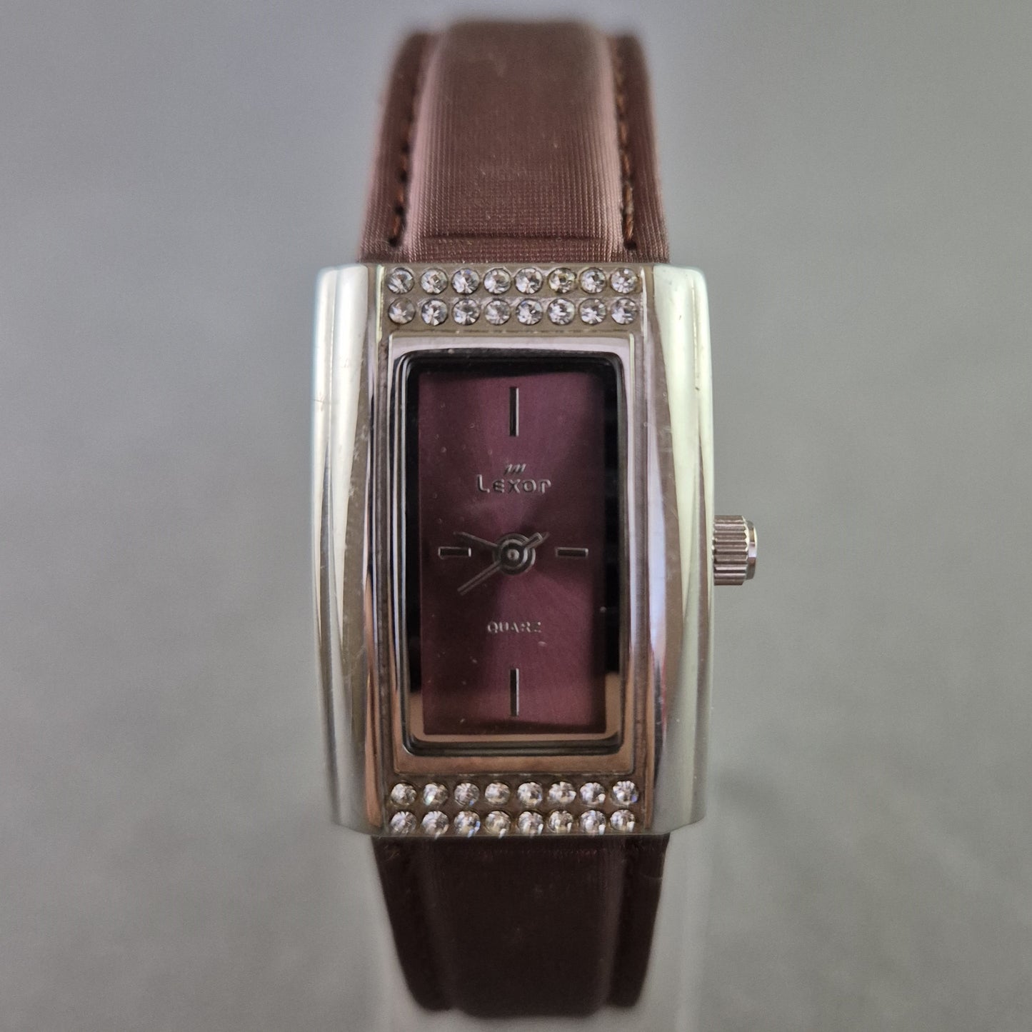 Elegante Lexor Damenarmbanduhr – Rechteckgehäuse mit Glitzerakzenten