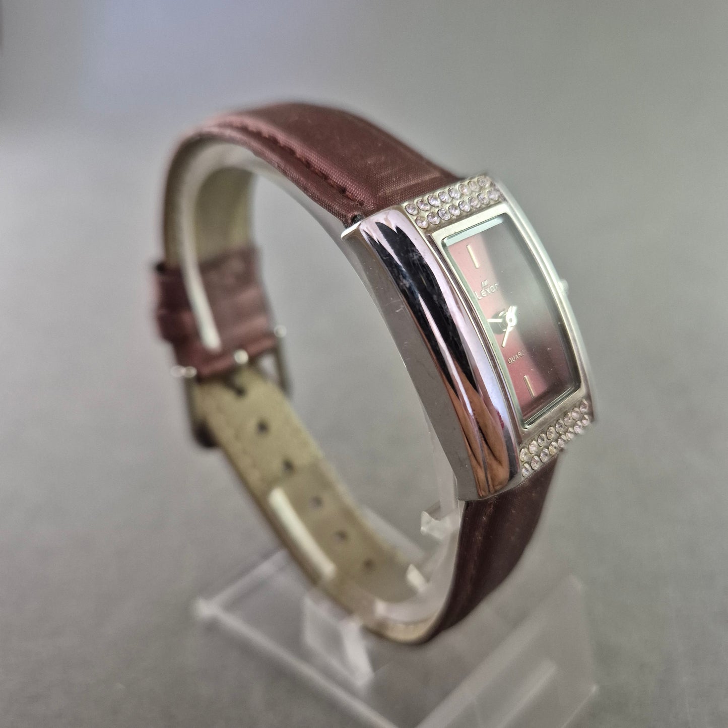 Elegante Lexor Damenarmbanduhr – Rechteckgehäuse mit Glitzerakzenten