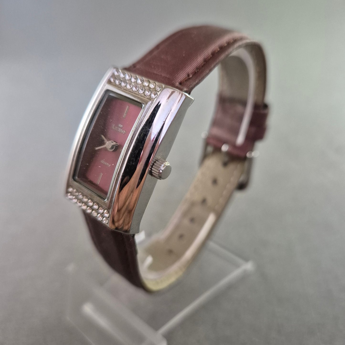 Elegante Lexor Damenarmbanduhr – Rechteckgehäuse mit Glitzerakzenten