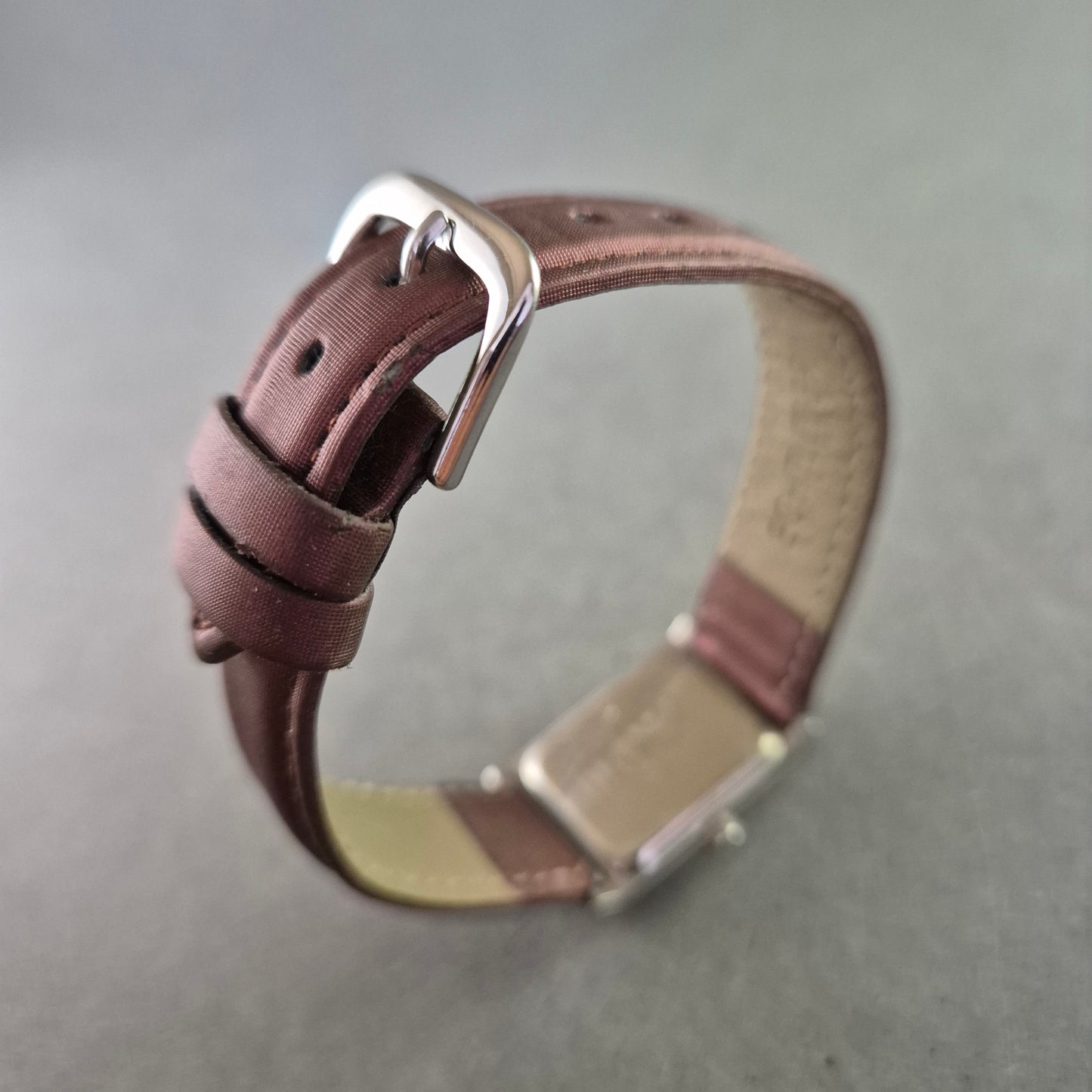 Elegante Lexor Damenarmbanduhr – Rechteckgehäuse mit Glitzerakzenten