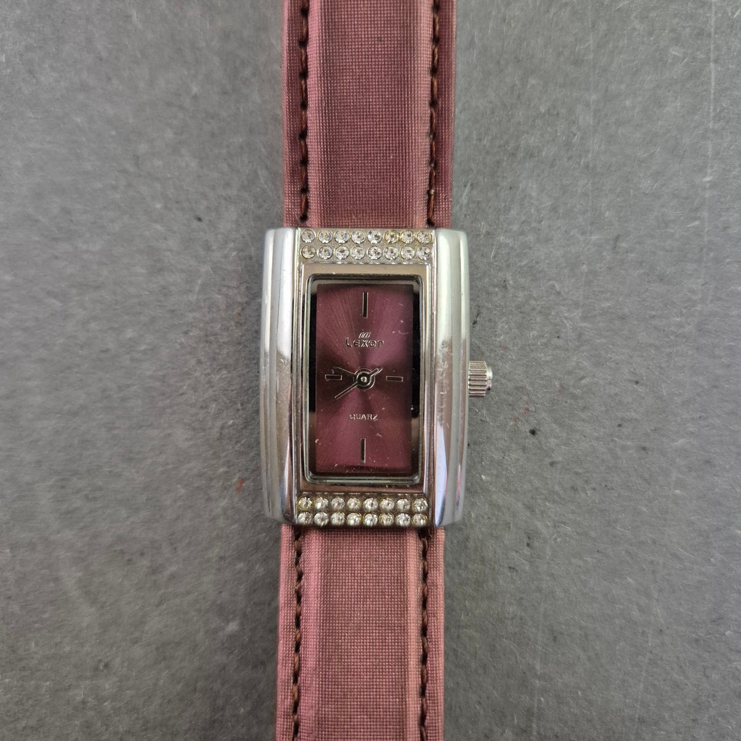 Elegante Lexor Damenarmbanduhr – Rechteckgehäuse mit Glitzerakzenten