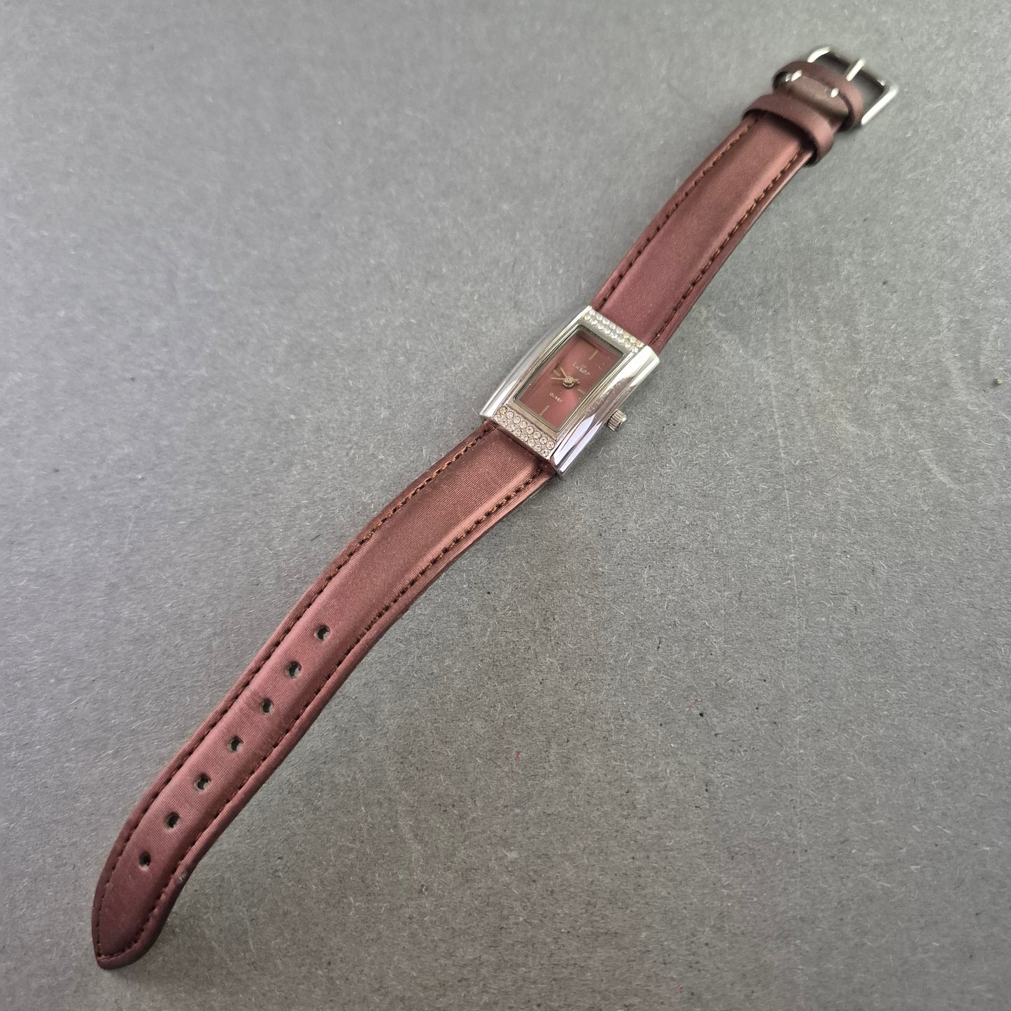 Elegante Lexor Damenarmbanduhr – Rechteckgehäuse mit Glitzerakzenten