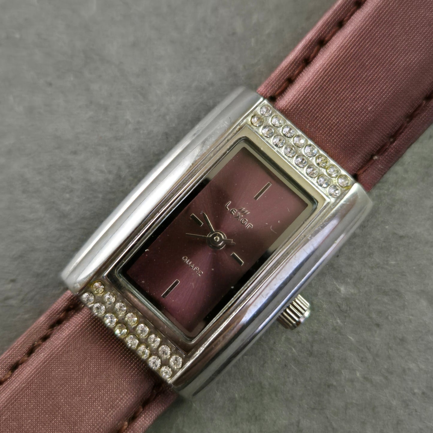 Elegante Lexor Damenarmbanduhr – Rechteckgehäuse mit Glitzerakzenten
