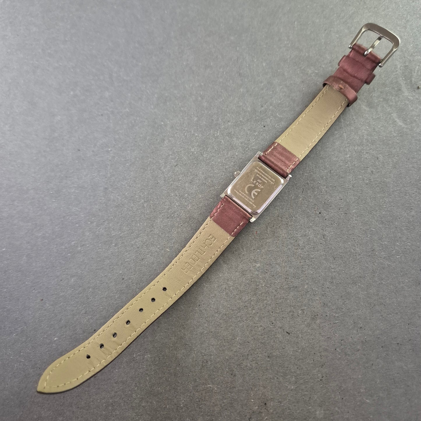 Elegante Lexor Damenarmbanduhr – Rechteckgehäuse mit Glitzerakzenten