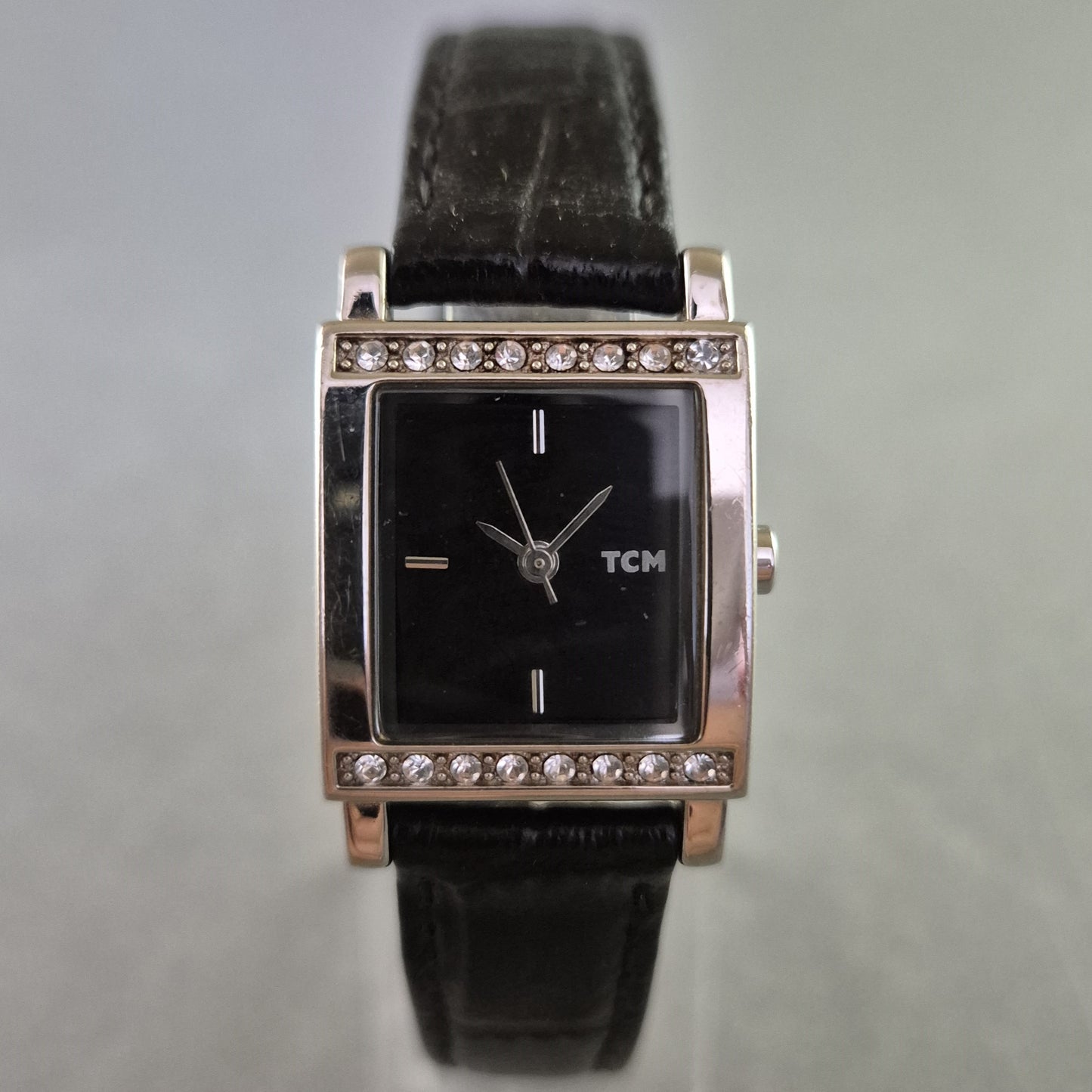 TCM Damenarmbanduhr mit Strass – Schwarzes Zifferblatt & Lederband