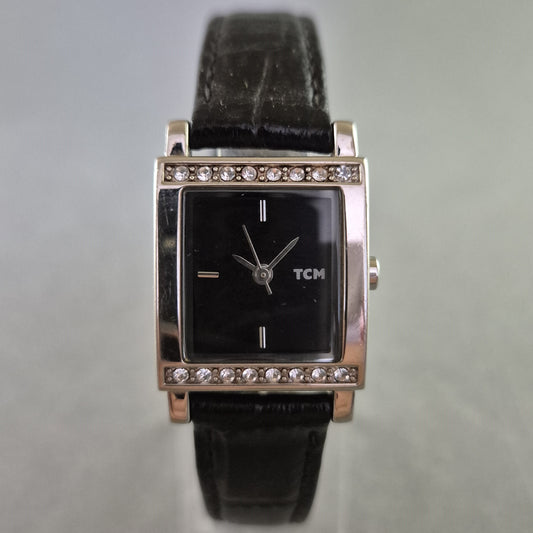 TCM Damenarmbanduhr mit Strass – Schwarzes Zifferblatt & Lederband
