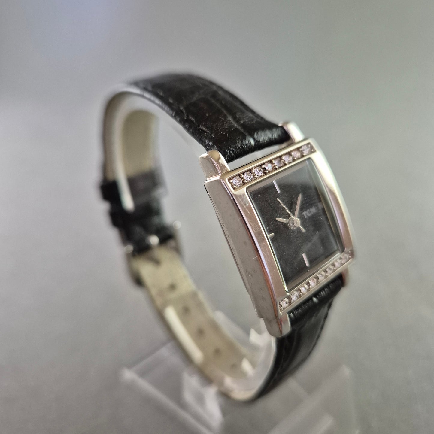 TCM Damenarmbanduhr mit Strass – Schwarzes Zifferblatt & Lederband