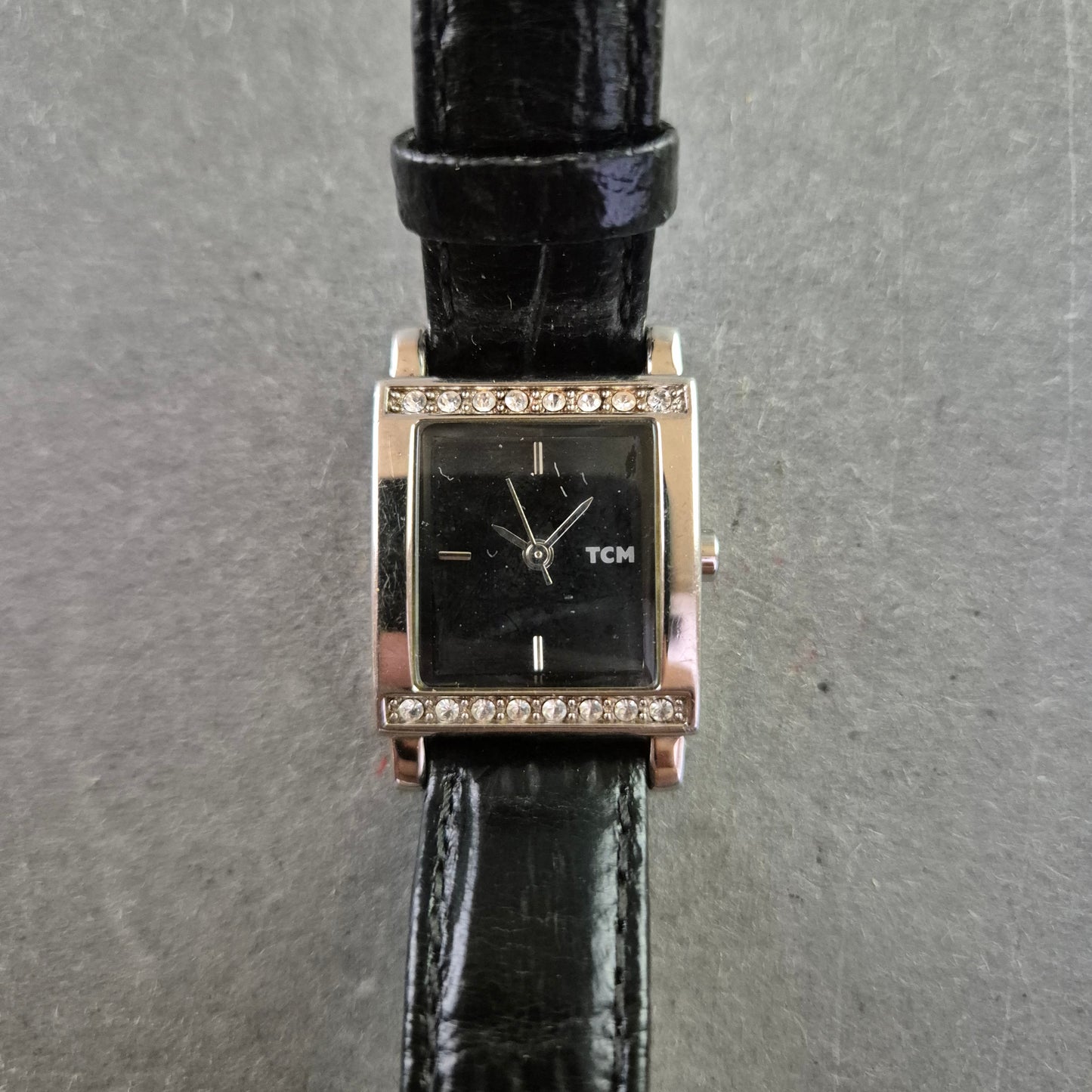 TCM Damenarmbanduhr mit Strass – Schwarzes Zifferblatt & Lederband