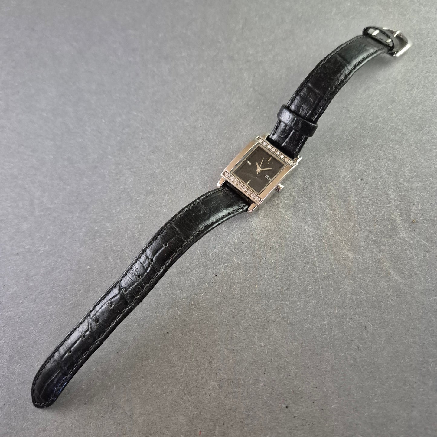 TCM Damenarmbanduhr mit Strass – Schwarzes Zifferblatt & Lederband