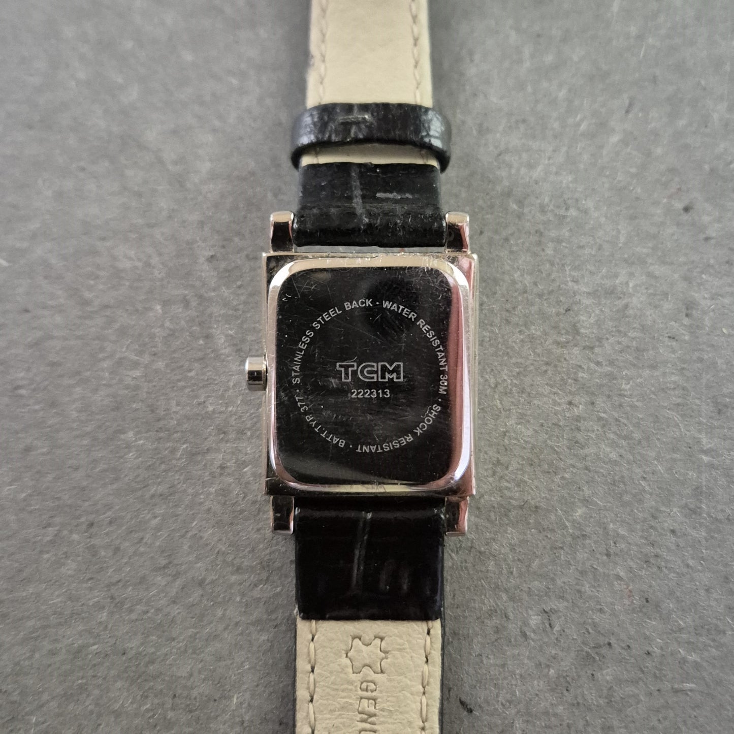 TCM Damenarmbanduhr mit Strass – Schwarzes Zifferblatt & Lederband