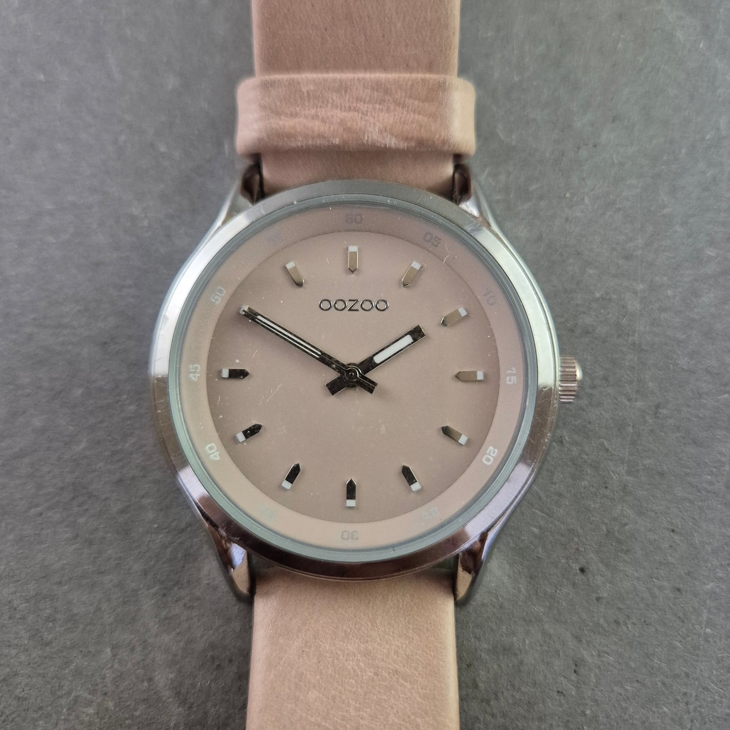 Zartrosé OOZOO Damenarmbanduhr – Modern & Minimalistisch