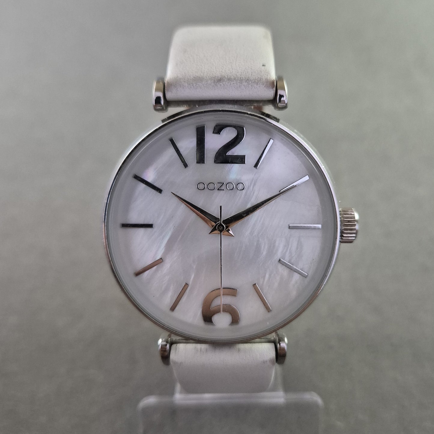 Moderne OOZOO Damenarmband Uhr – Perlmuttoptik trifft Weiß