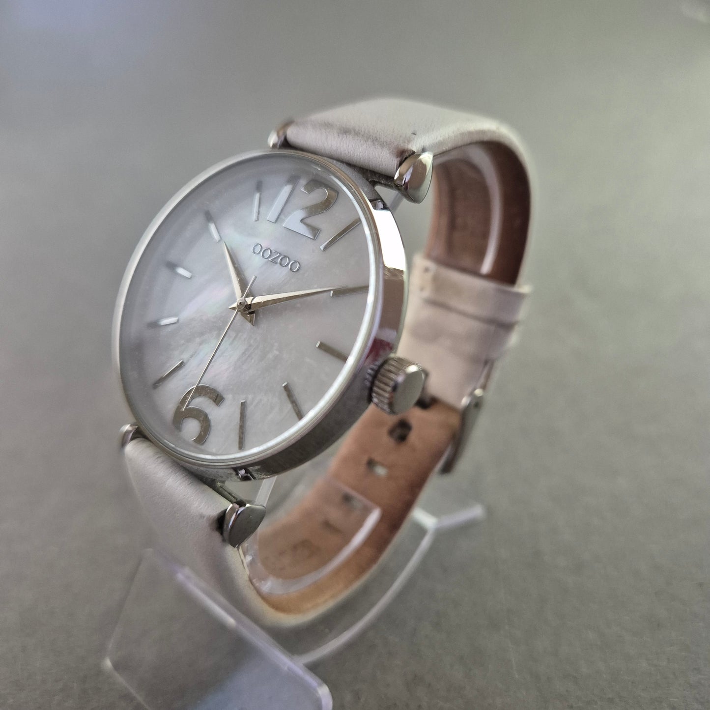 Moderne OOZOO Damenarmband Uhr – Perlmuttoptik trifft Weiß