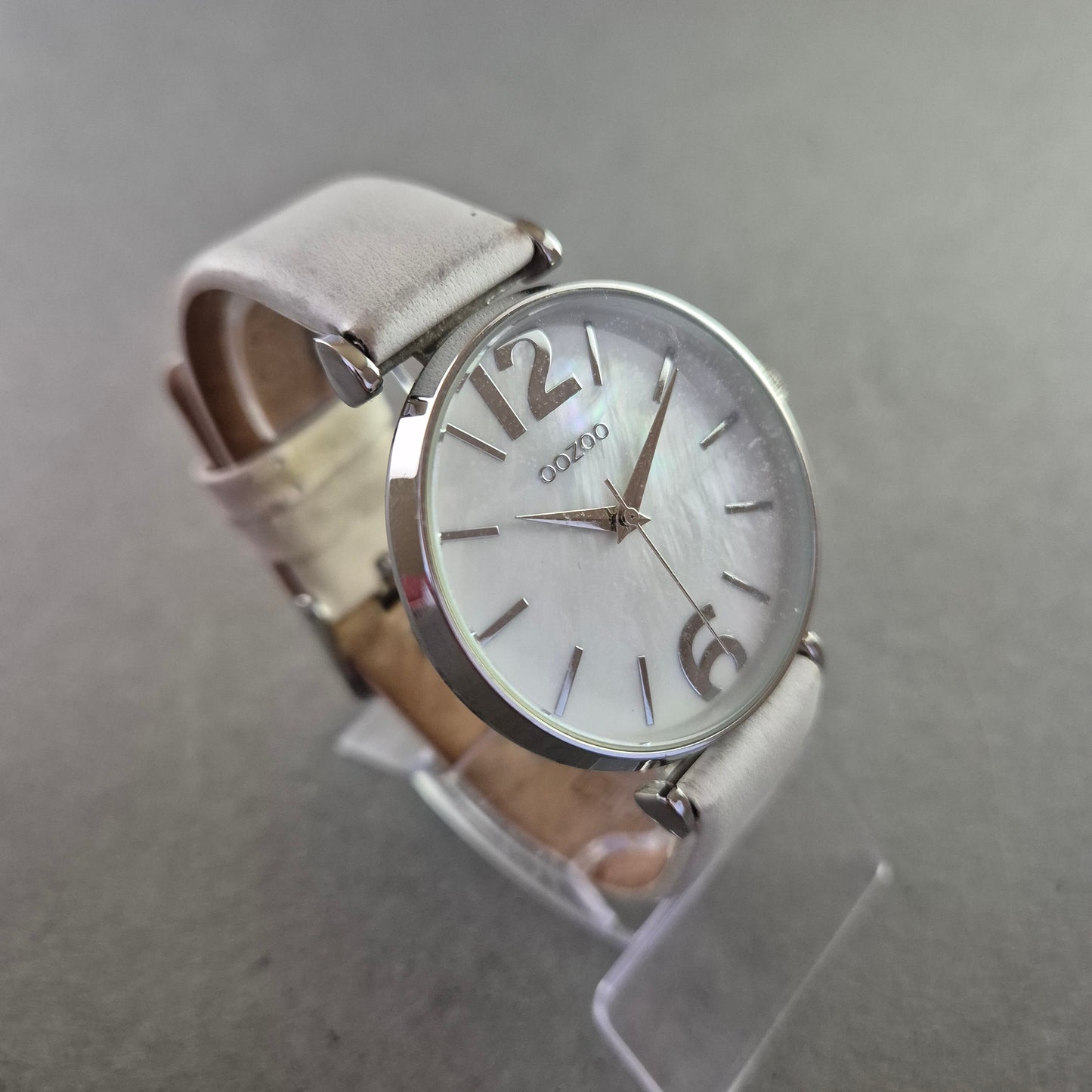 Moderne OOZOO Damenarmband Uhr – Perlmuttoptik trifft Weiß