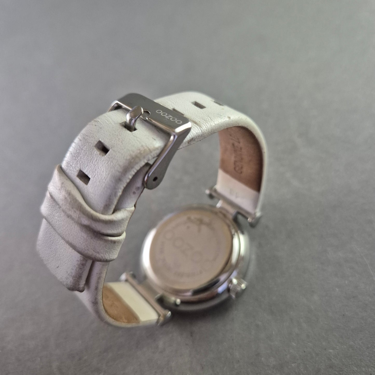 Moderne OOZOO Damenarmband Uhr – Perlmuttoptik trifft Weiß