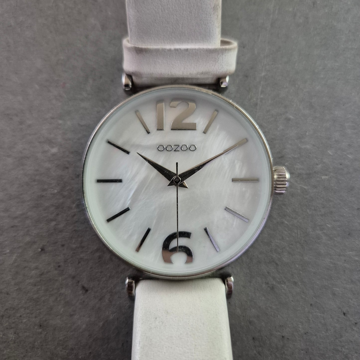 Moderne OOZOO Damenarmband Uhr – Perlmuttoptik trifft Weiß