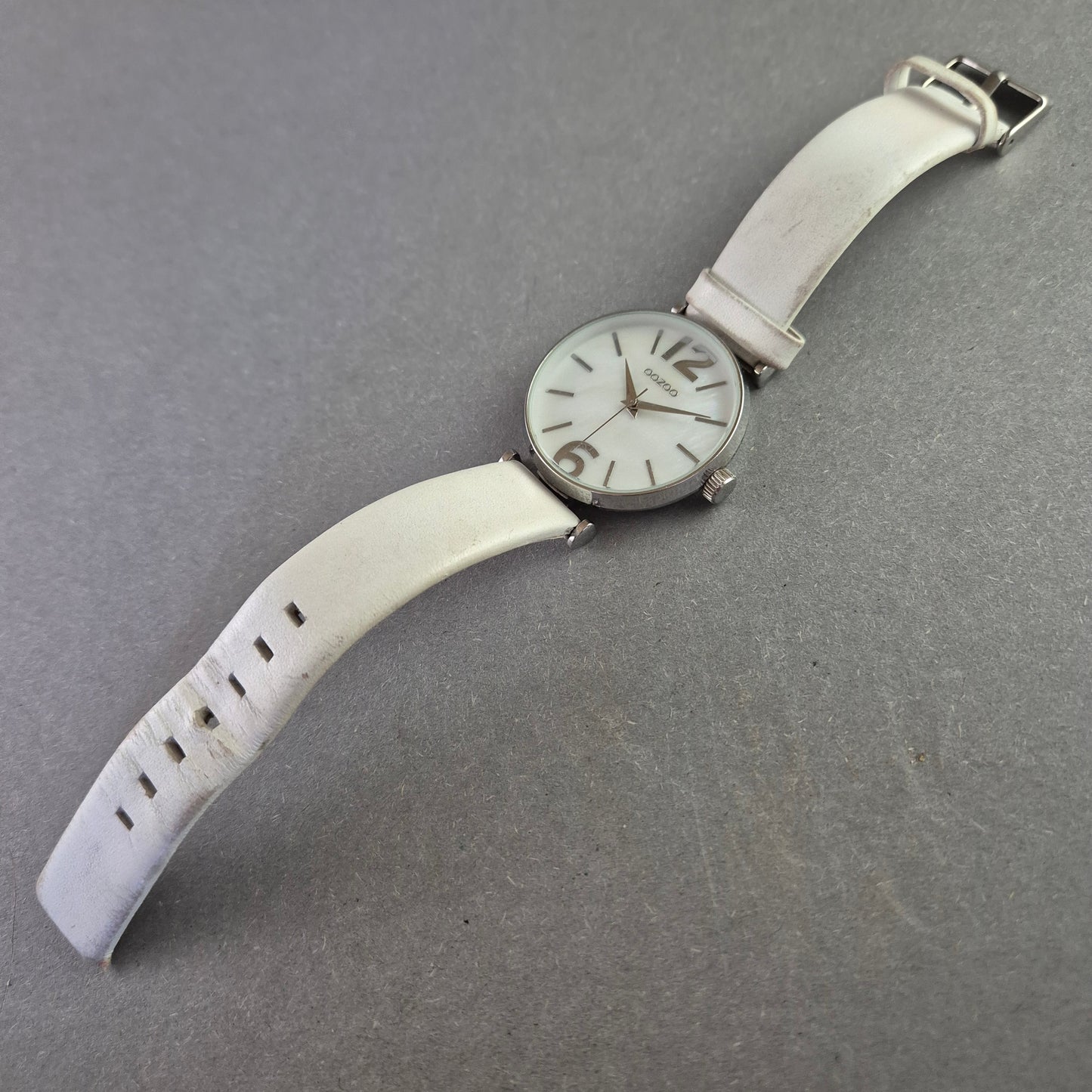 Moderne OOZOO Damenarmband Uhr – Perlmuttoptik trifft Weiß