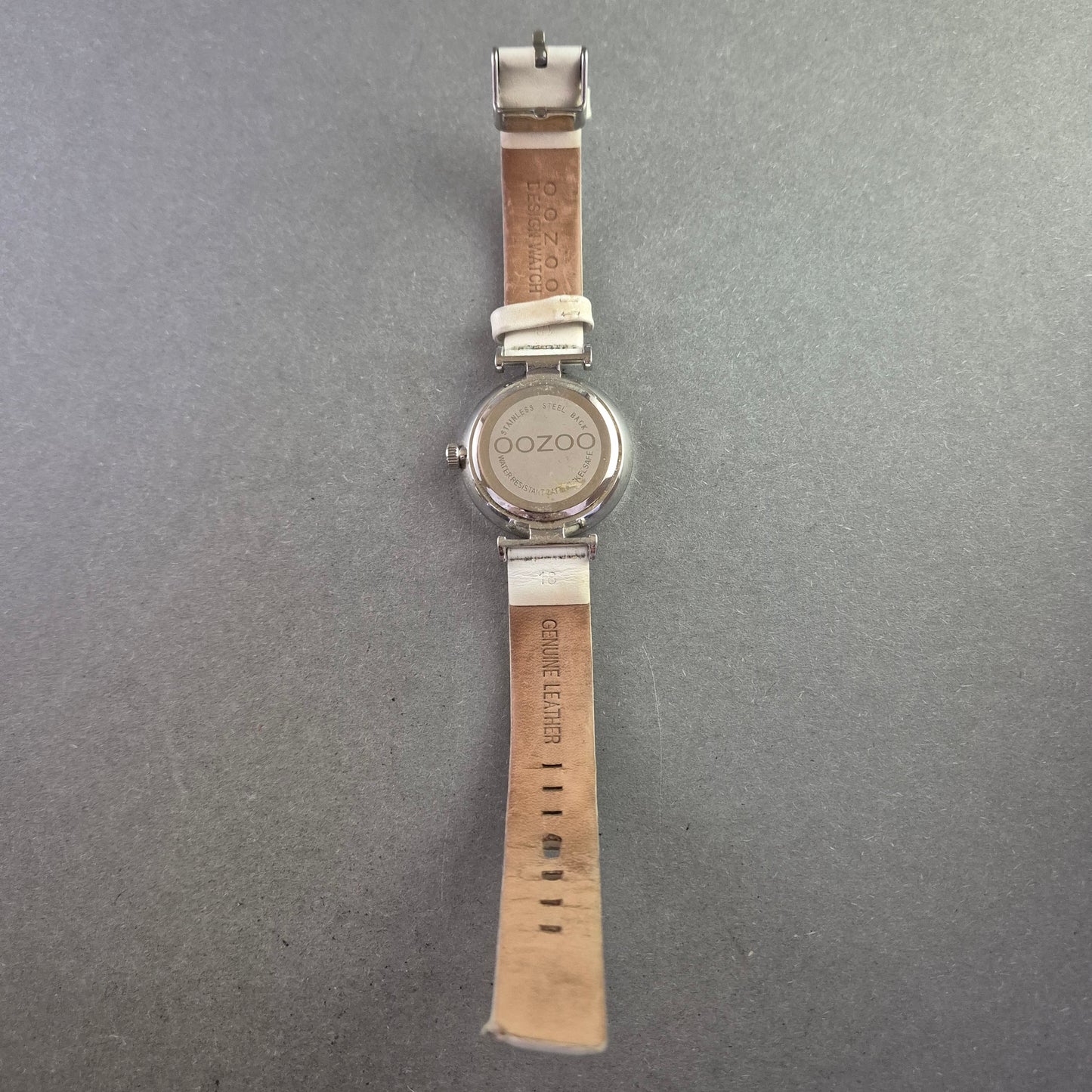 Moderne OOZOO Damenarmband Uhr – Perlmuttoptik trifft Weiß