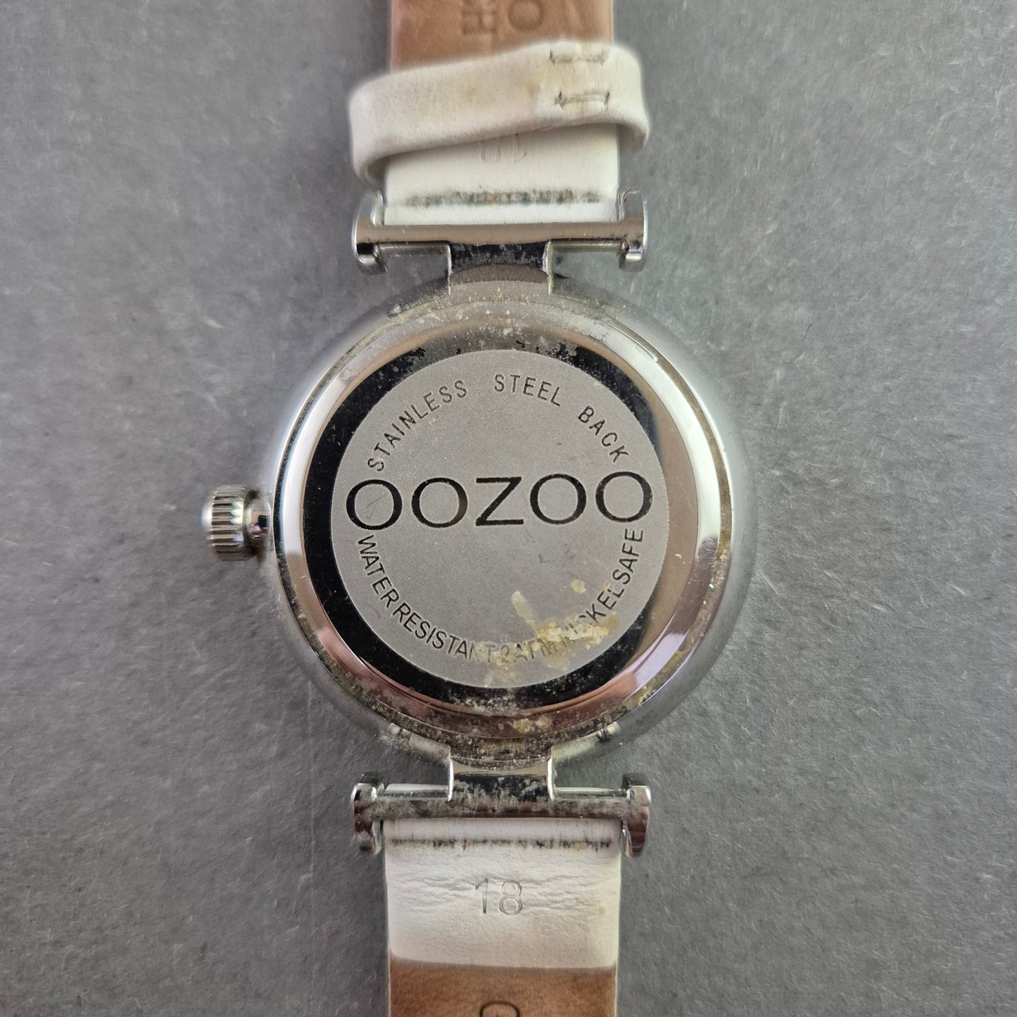 Moderne OOZOO Damenarmband Uhr – Perlmuttoptik trifft Weiß