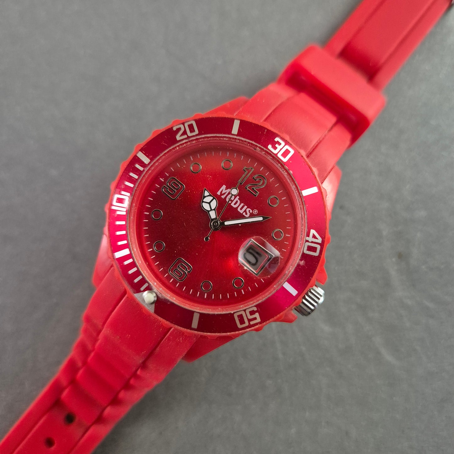 Rote Mebus Kinderarmband Uhr – Sportlicher Look mit Datum
