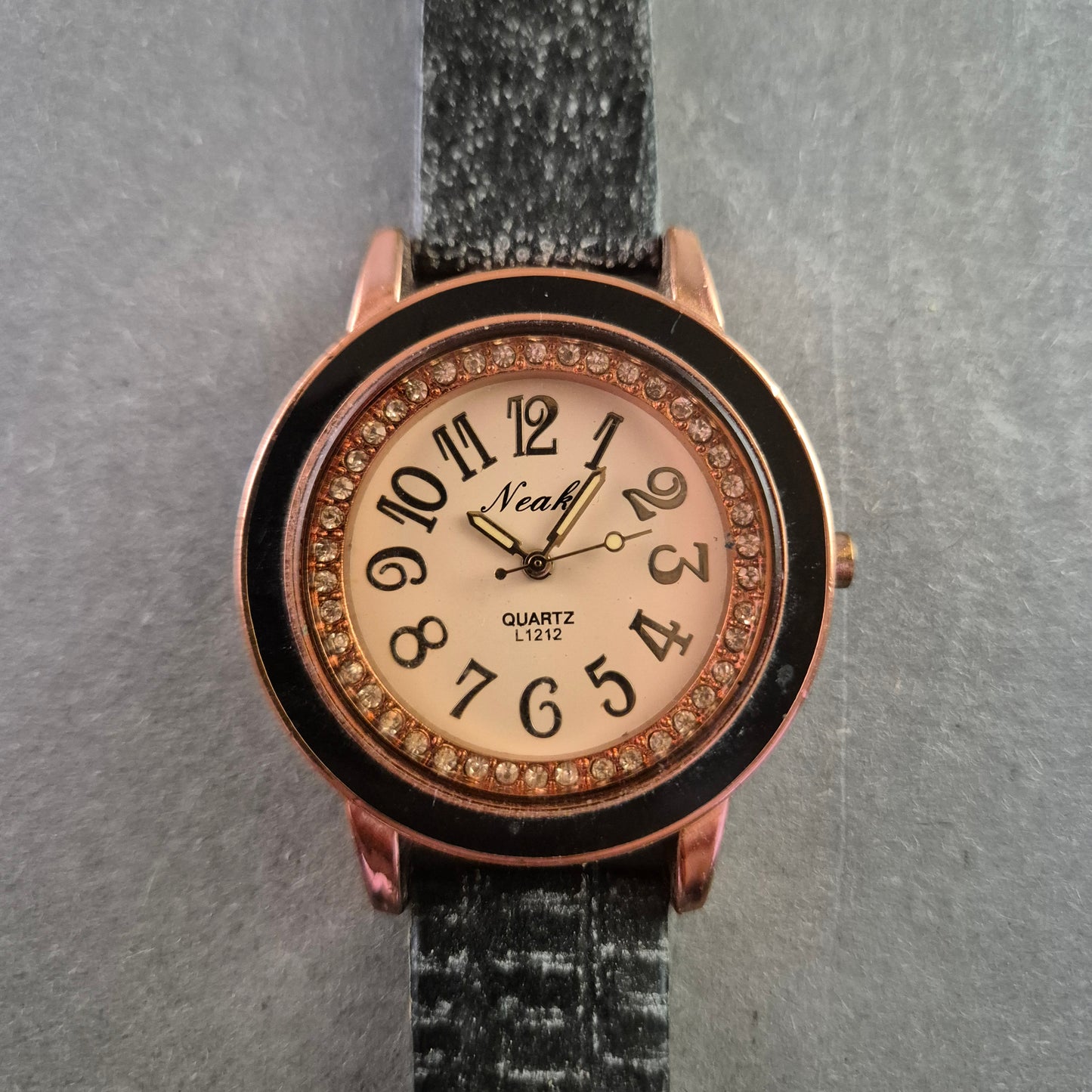 Neaki Damenarmband Uhr – Roségold mit Glitzer und Retro-Zahlen