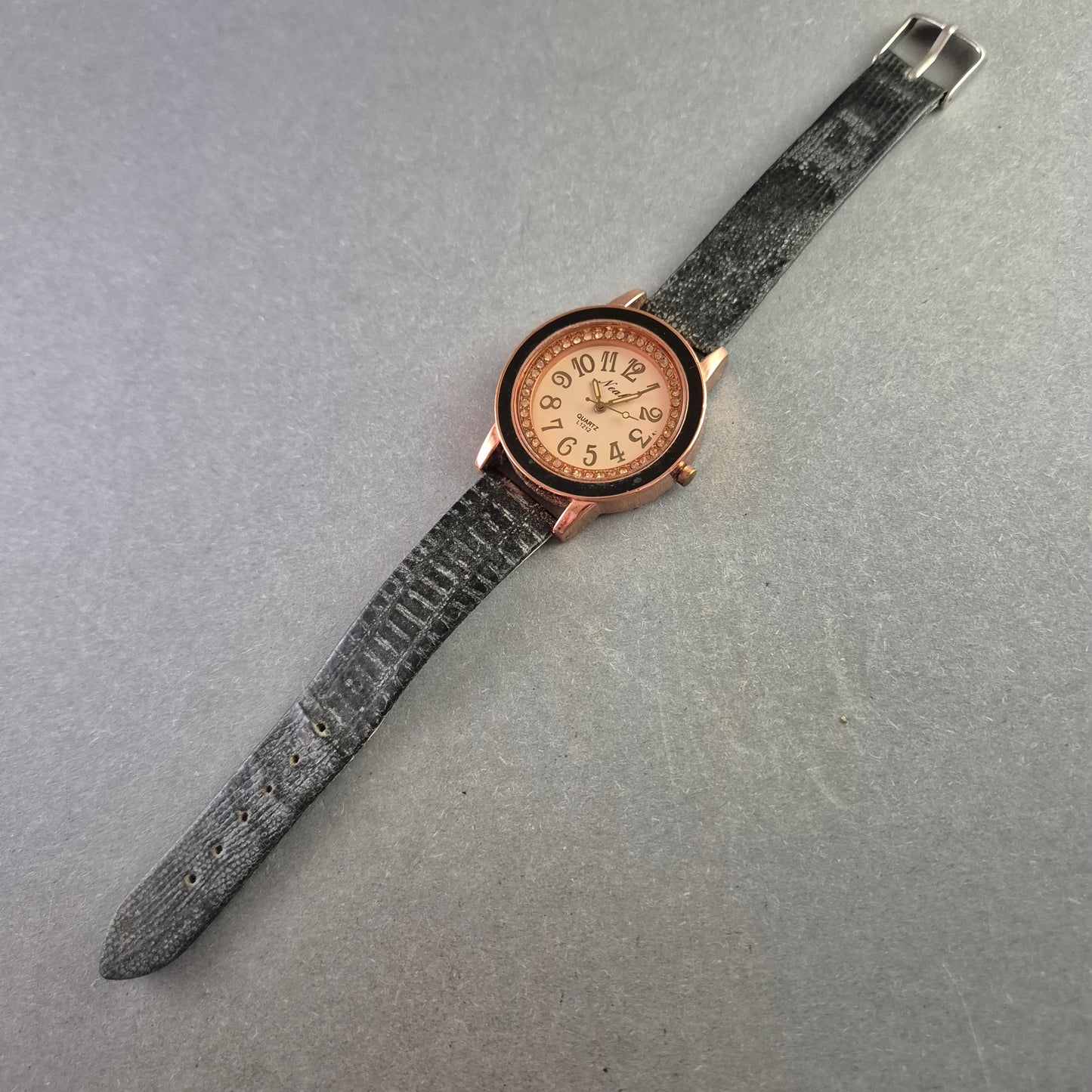 Neaki Damenarmband Uhr – Roségold mit Glitzer und Retro-Zahlen