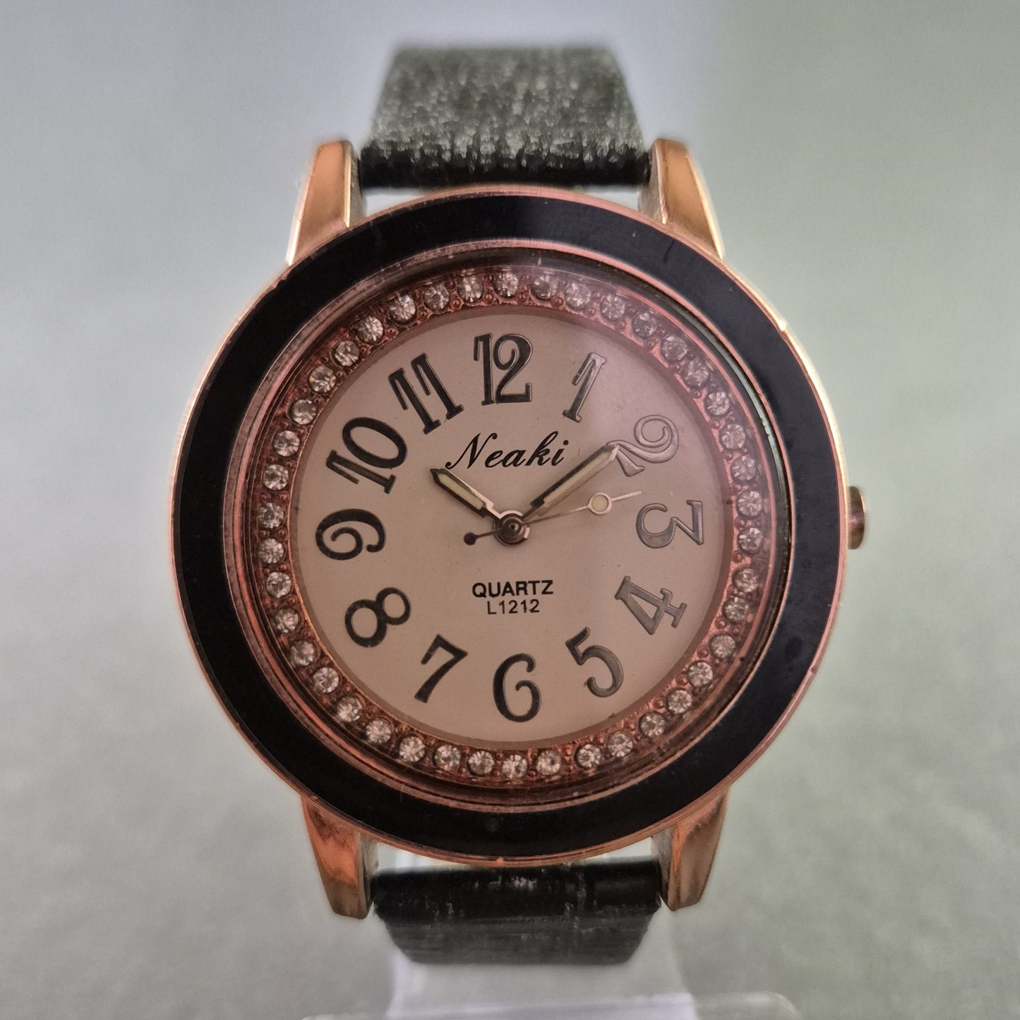 Neaki Damenarmband Uhr – Roségold mit Glitzer und Retro-Zahlen