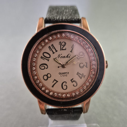 Neaki Damenarmband Uhr – Roségold mit Glitzer und Retro-Zahlen